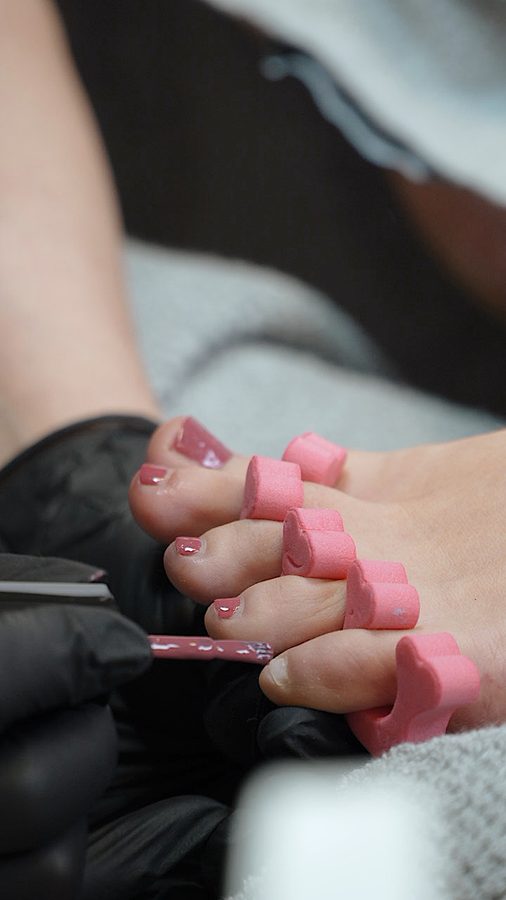Pediküre mit Lack bei Alla im Lovely Beauty Studio Münsingen