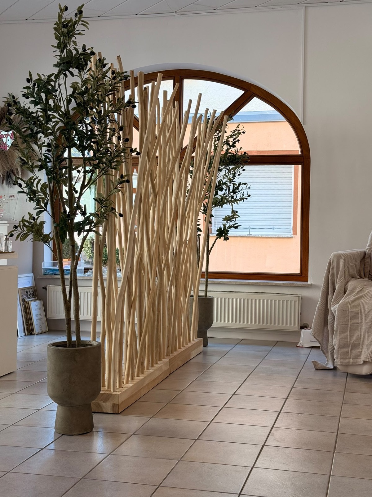 Innenansicht vom Lovely Beauty Studio in Münsingen – Olivenbäume und heller Wohlfühlbereich