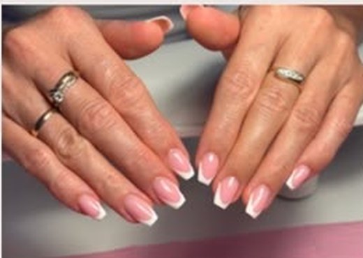 Nageldesign Designstufe 1 – natürliche French-Nägel
