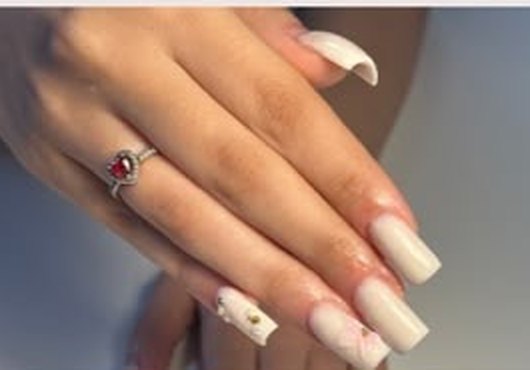 Nageldesign Designstufe 1 – schlichte Gelnägel mit zarter Blüte