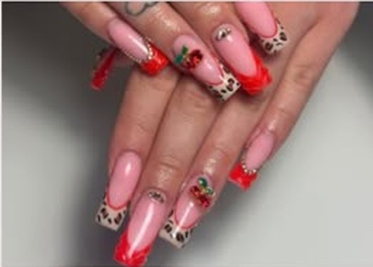 Nageldesign Designstufe 2 – Gelnägel mit Leoparden- und Blütenmuster
