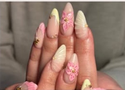 Nageldesign Designstufe 2 – Gelnägel mit 3D-Blüten